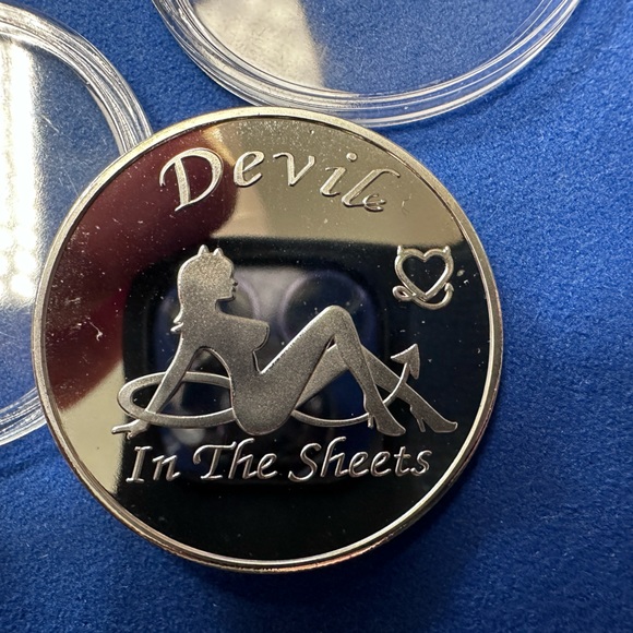 Devil or Angel in the sheets Silver challenge coin / Talisman - Picture 5 of 7